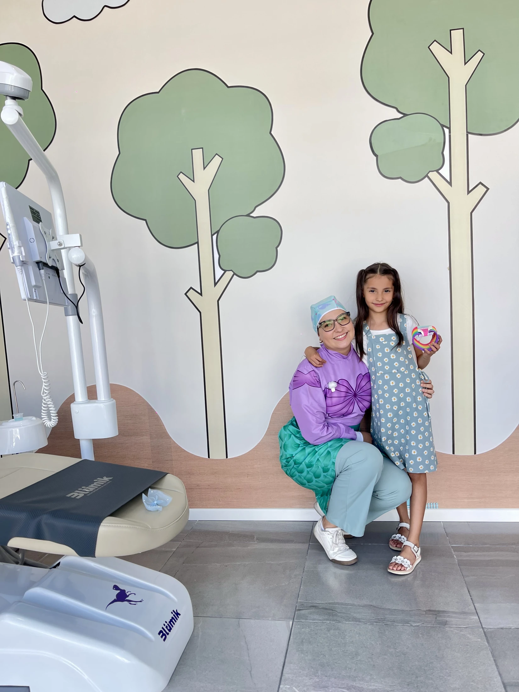 Odontopediatra acompañando a una niña durante la consulta
