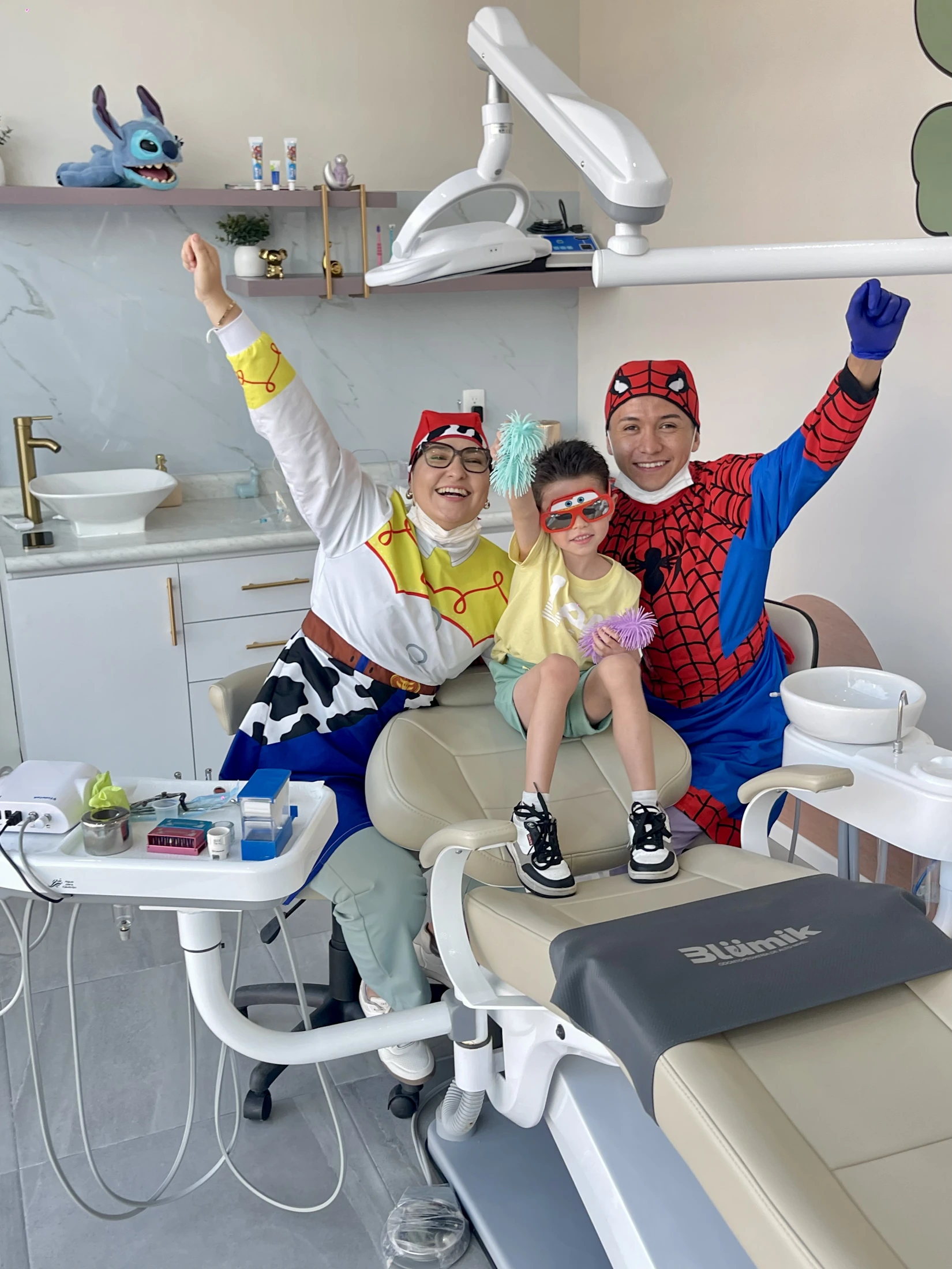 Doctora de Jessie, niña y doctor de Spider-Man en el sillón dental