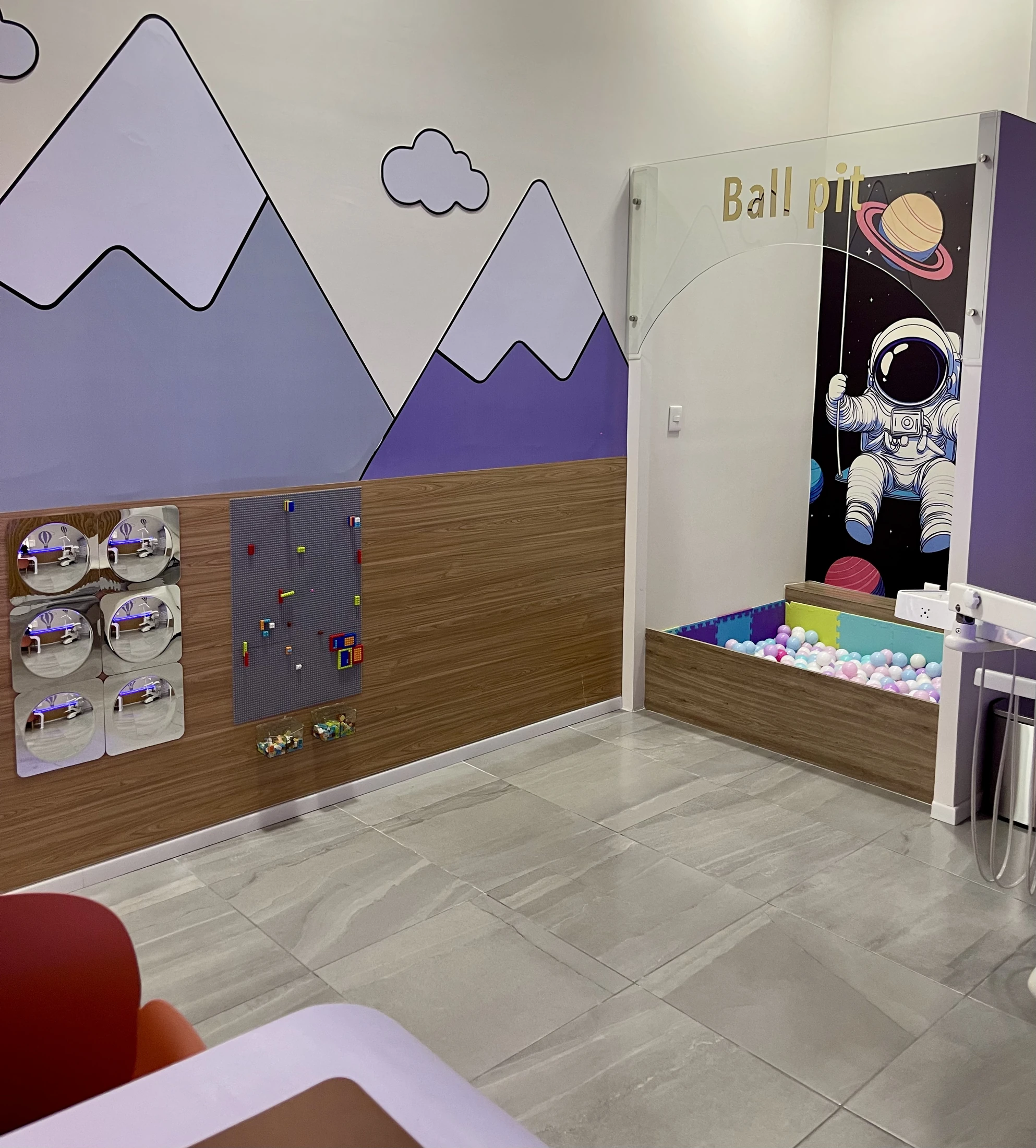 Área infantil y mobiliario del consultorio Blümik