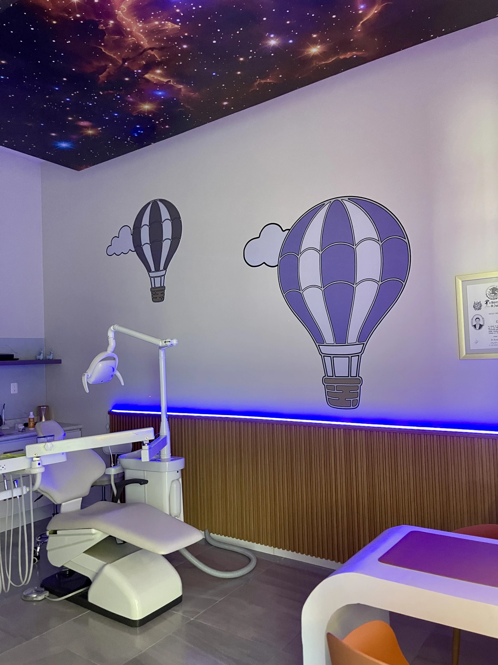Sillón dental bajo el techo decorado del consultorio