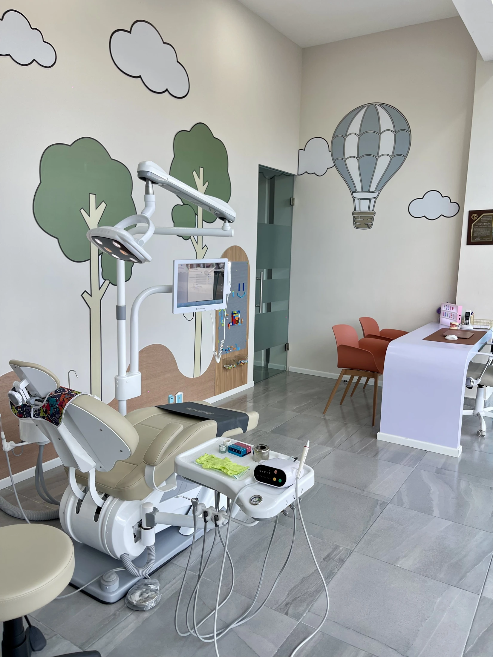 Consultorio dental infantil con mural de naturaleza