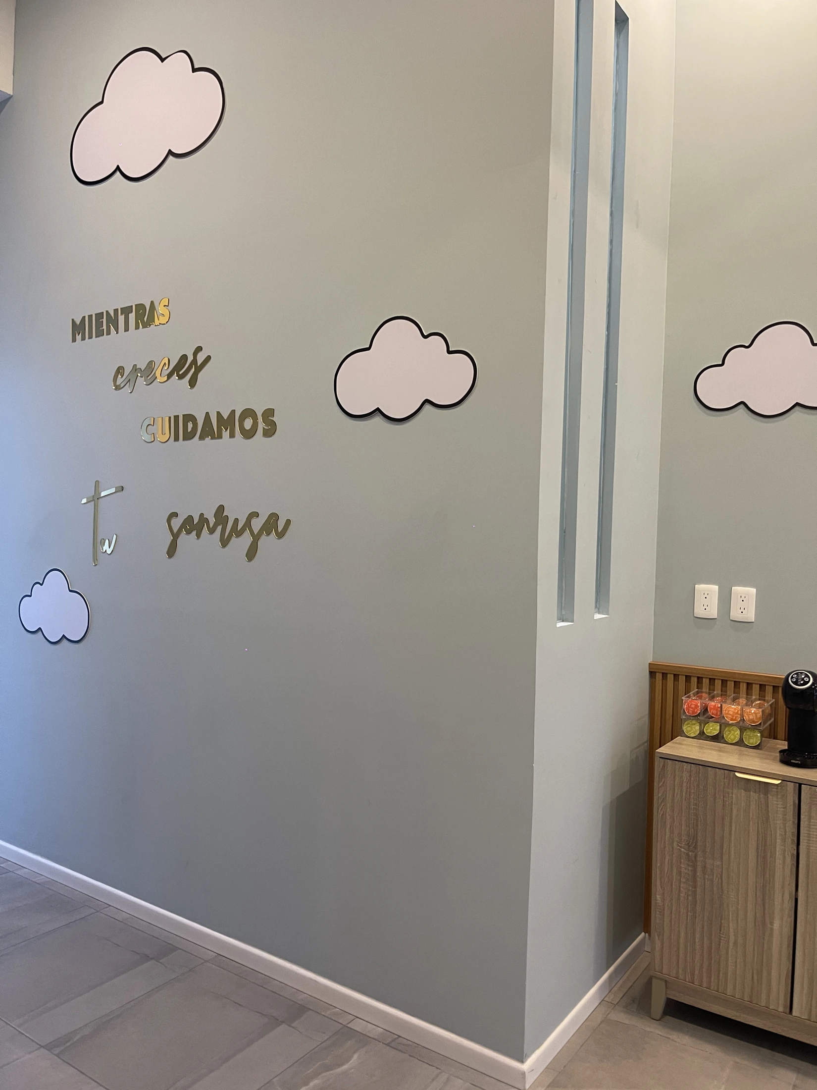 Pasillo decorado de las instalaciones de Blümik