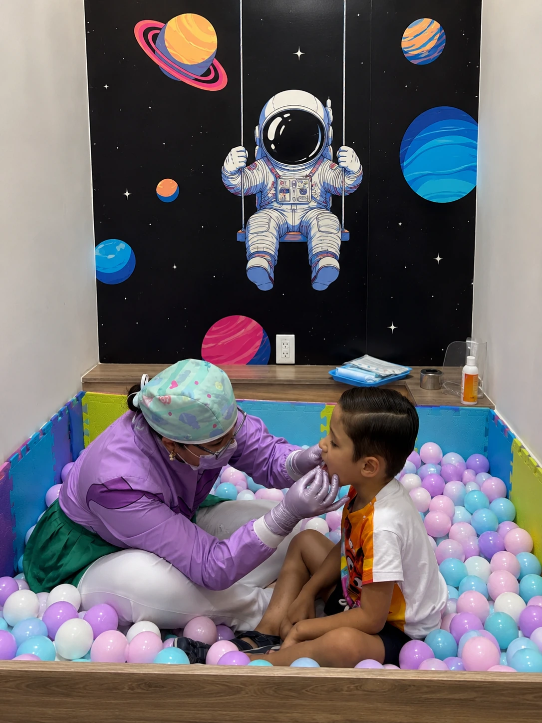 Paciente infantil familiarizándose con el entorno de la clínica