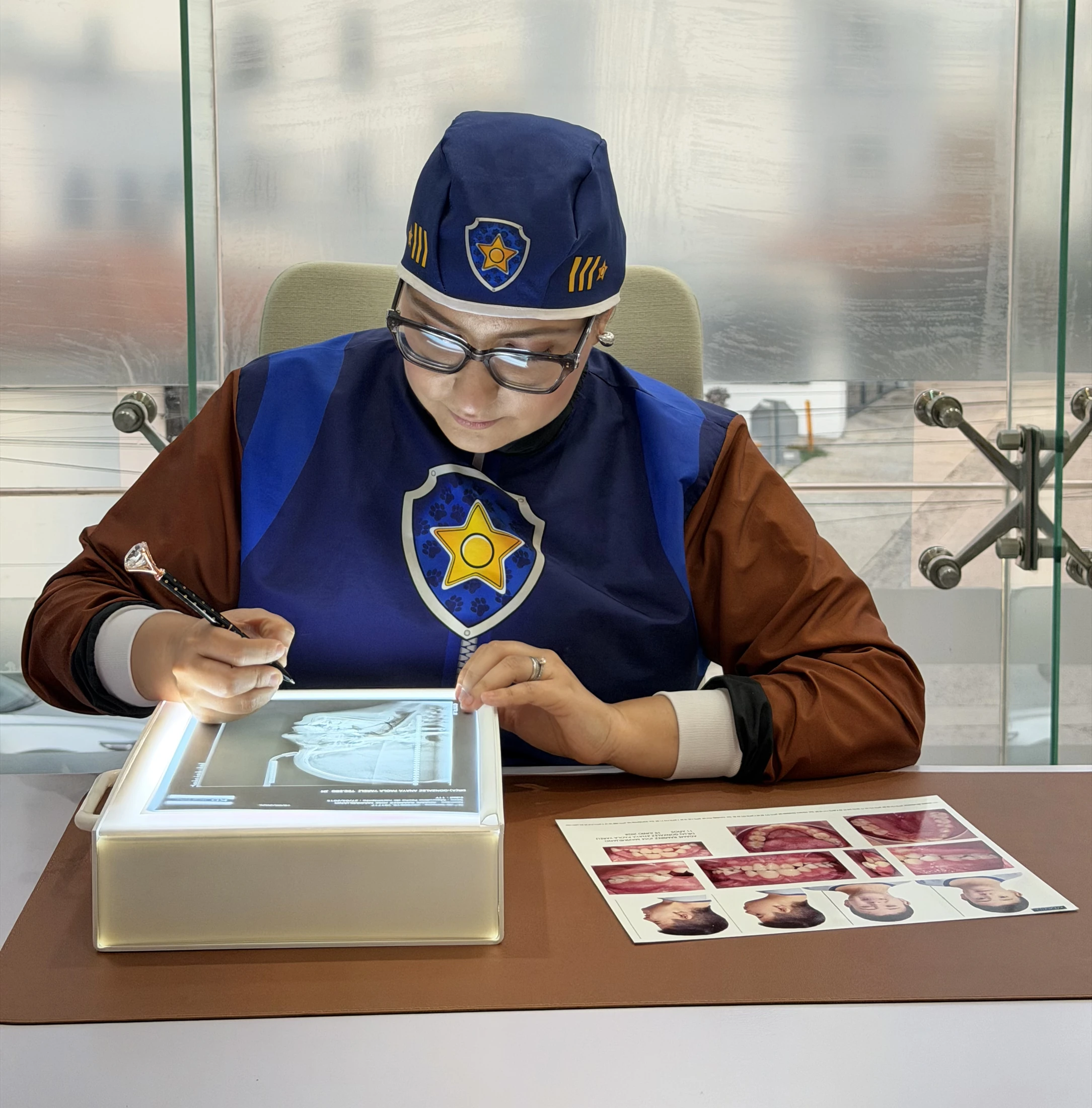 Fundadora de Blümik revisando estudios odontopediátricos