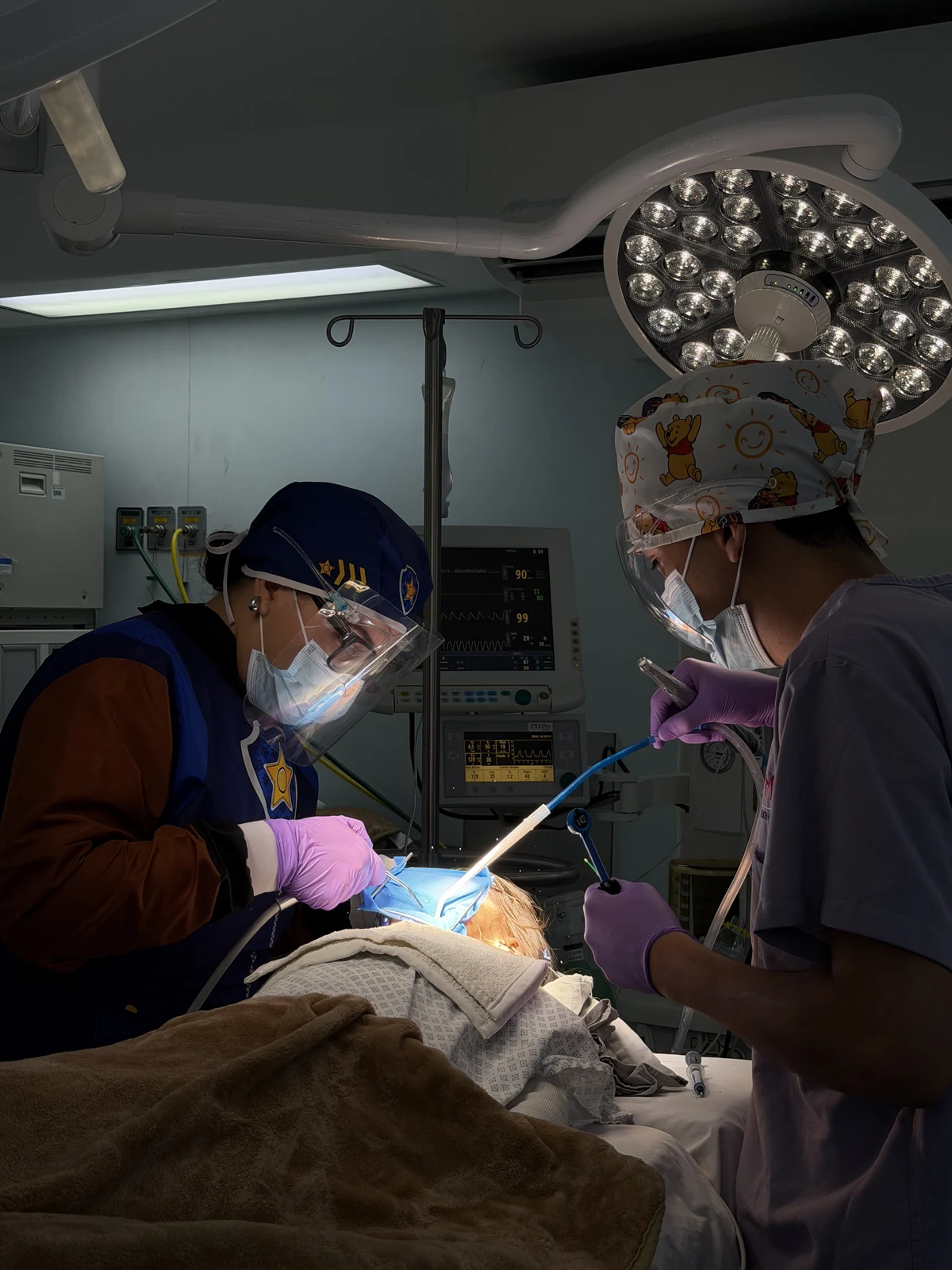 Equipo odontopediátrico de Blümik realizando un procedimiento en un entorno hospitalario